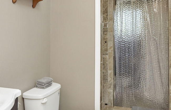 Prime Location! 5BR in Quaint Neighborhood! - Photo 17