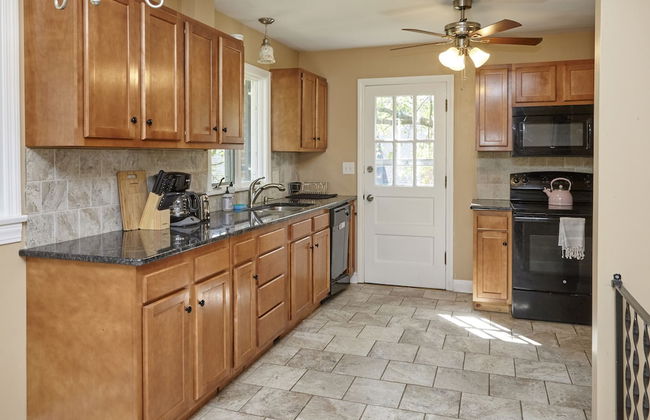 Prime Location! 5BR in Quaint Neighborhood! - Photo 11