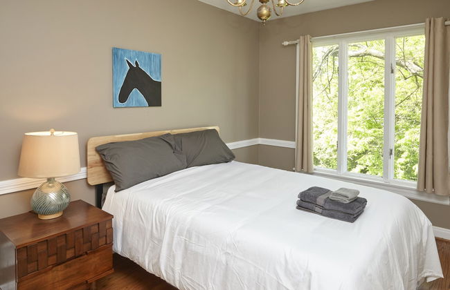 Prime Location! 5BR in Quaint Neighborhood! - Photo 2