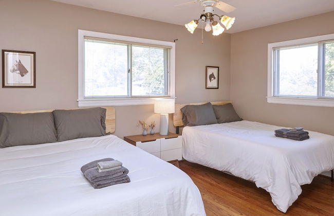 Prime Location! 5BR in Quaint Neighborhood! - Photo 4