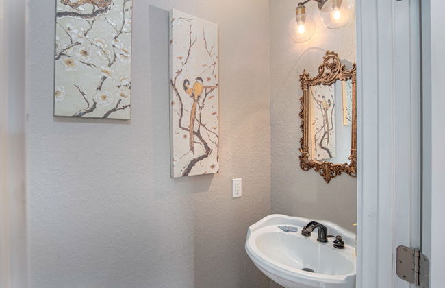 Restored Historic 2br/1.5ba House Near Downtown - Photo 31