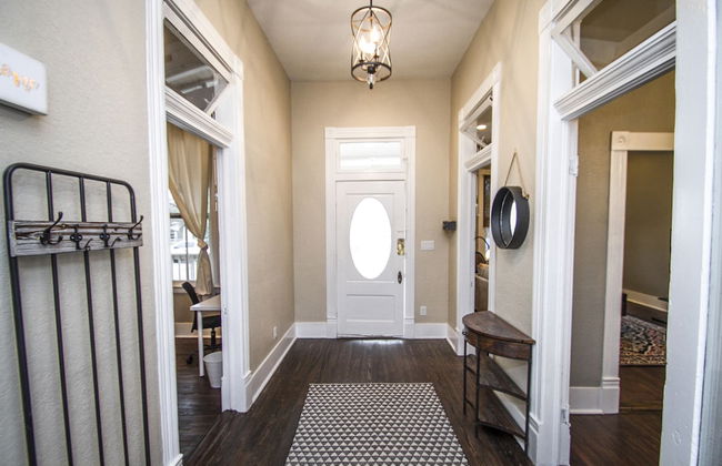 Restored Historic 2br/1.5ba House Near Downtown - Photo 4