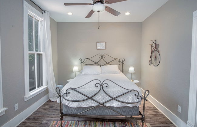 Restored Historic 2br/1.5ba House Near Downtown - Photo 12