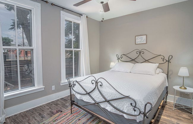 Restored Historic 2br/1.5ba House Near Downtown - Photo 13