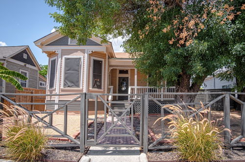 Foto 1 - Restored Historic 2br/1.5ba House Near Downtown