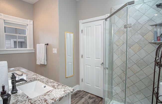 Restored Historic 2br/1.5ba House Near Downtown - Photo 32