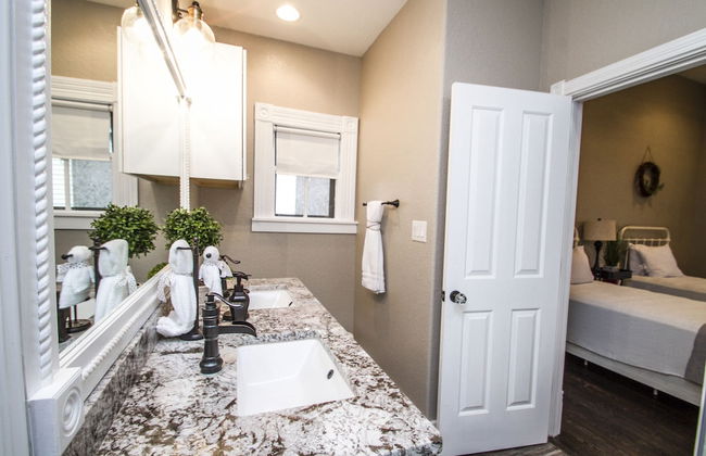 Restored Historic 2br/1.5ba House Near Downtown - Photo 6