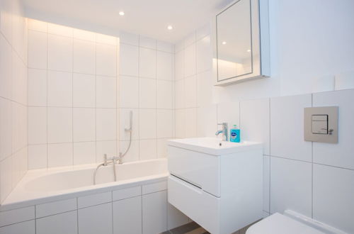 Foto 26 - Newly Refurbished Modern 3 Bedroom Apartment in Affluent Fulham