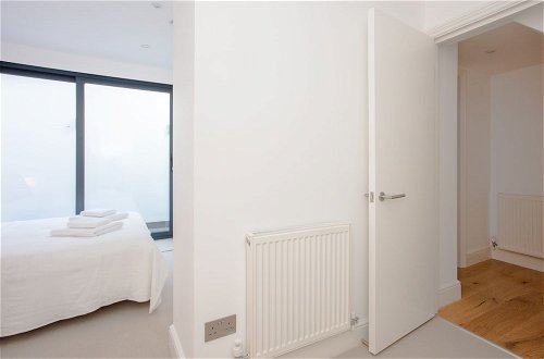 Photo 6 - Newly Refurbished Modern 3 Bedroom Apartment in Affluent Fulham