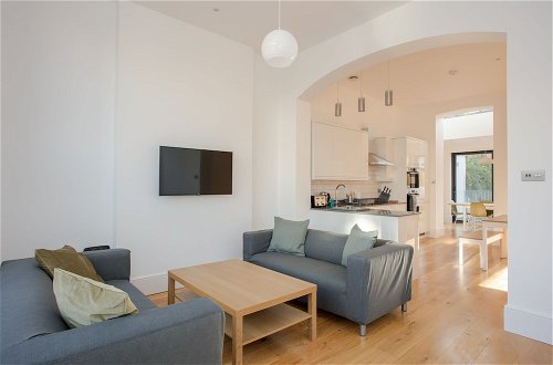 Photo 22 - Newly Refurbished Modern 3 Bedroom Apartment in Affluent Fulham