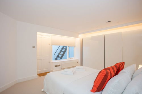 Photo 8 - Newly Refurbished Modern 3 Bedroom Apartment in Affluent Fulham