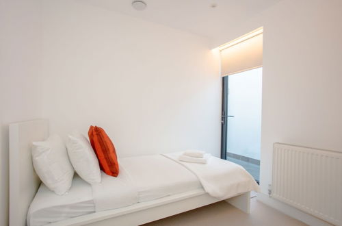 Photo 10 - Newly Refurbished Modern 3 Bedroom Apartment in Affluent Fulham
