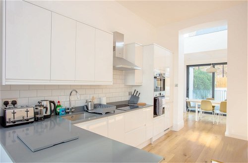 Foto 19 - Newly Refurbished Modern 3 Bedroom Apartment in Affluent Fulham