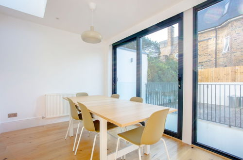 Foto 15 - Newly Refurbished Modern 3 Bedroom Apartment in Affluent Fulham