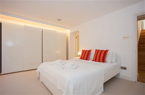 Photo 12 - Newly Refurbished Modern 3 Bedroom Apartment in Affluent Fulham