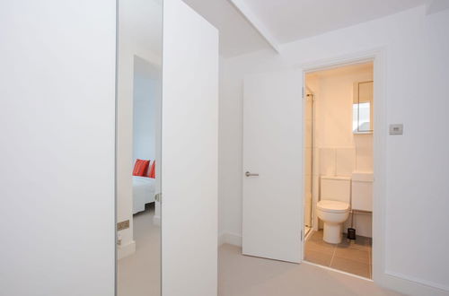 Photo 3 - Newly Refurbished Modern 3 Bedroom Apartment in Affluent Fulham