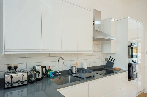 Photo 13 - Newly Refurbished Modern 3 Bedroom Apartment in Affluent Fulham