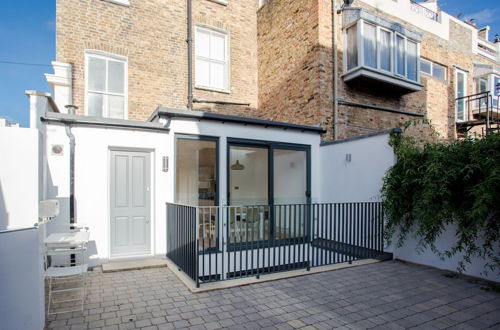 Photo 28 - Newly Refurbished Modern 3 Bedroom Apartment in Affluent Fulham