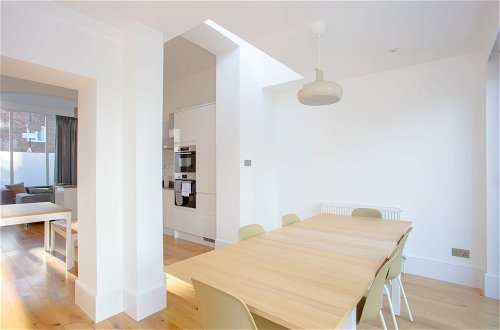 Photo 18 - Newly Refurbished Modern 3 Bedroom Apartment in Affluent Fulham