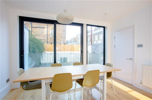 Photo 16 - Newly Refurbished Modern 3 Bedroom Apartment in Affluent Fulham