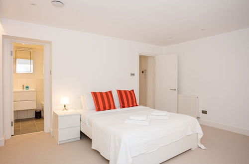 Photo 9 - Newly Refurbished Modern 3 Bedroom Apartment in Affluent Fulham