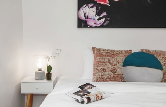 Balcony Retreat Apartment by Ready Set Host - Foto 6