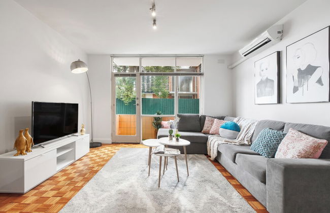 Balcony Retreat Apartment by Ready Set Host - Foto 13