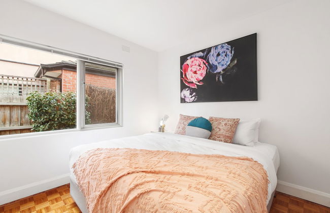 Balcony Retreat Apartment by Ready Set Host - Foto 4