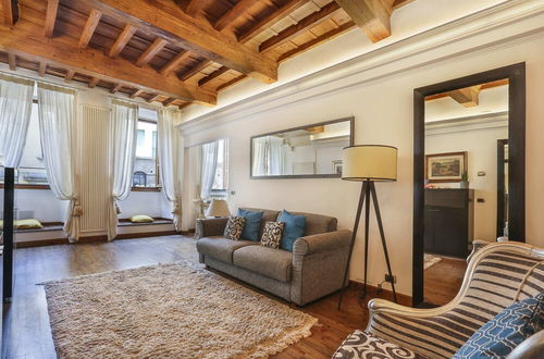 Photo 10 - Pontevecchio Stylish Apartment in Florence - Hosted by Sweetstay