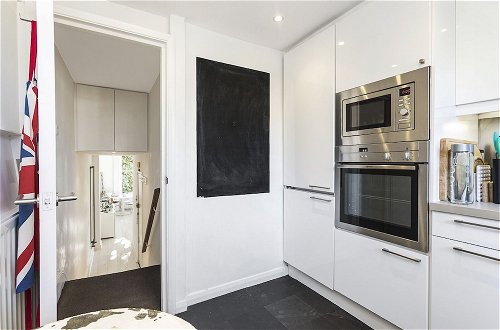 Photo 4 - Well Presented one Bedroom Apartment Located in the Fabulous Notting Hill