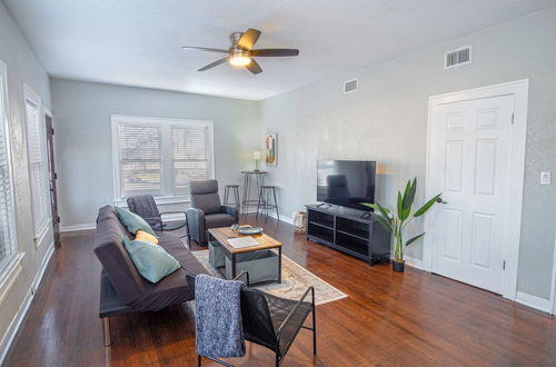 Photo 7 - Trendy 2 BR Prime Apt Near Dtwn, Pearl, Fort Sam