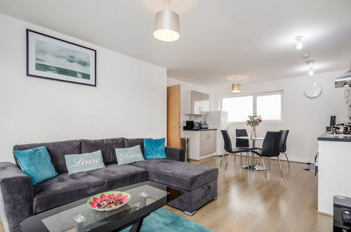 Photo 13 - Impeccable 2-bed Apartment in Romford