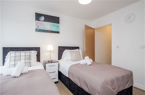 Photo 6 - Impeccable 2-bed Apartment in Romford