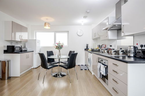 Photo 11 - Impeccable 2-bed Apartment in Romford