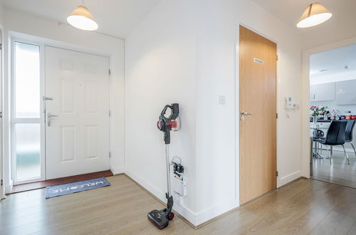 Photo 3 - Impeccable 2-bed Apartment in Romford