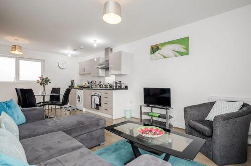 Photo 15 - Impeccable 2-bed Apartment in Romford