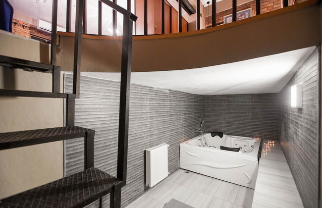 Studio with Hot Tub - Photo 18