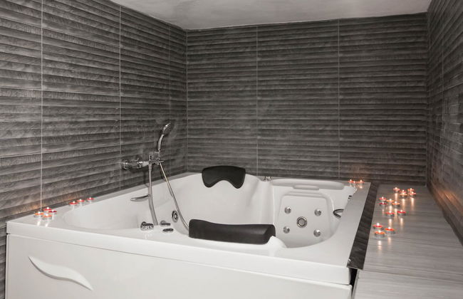 Studio with Hot Tub - Photo 19