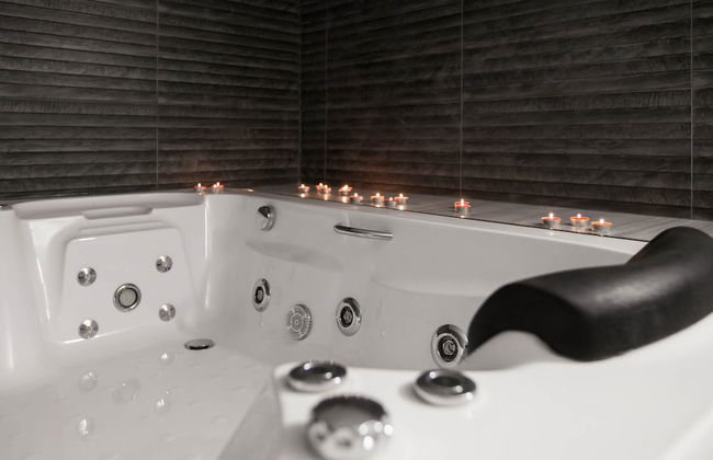 Studio with Hot Tub - Photo 17