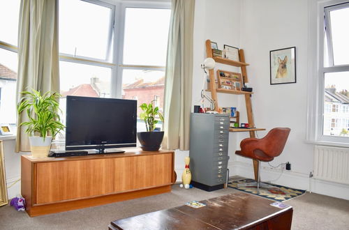 Photo 6 - Charming 1 Bedroom Apartment With Plenty of Character