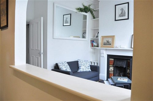 Photo 6 - Bright 1 Bedroom Flat Perfect for City Getaway