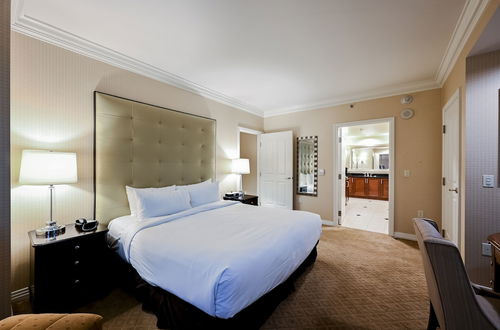 Photo 14 - StripViewSuites at Signature