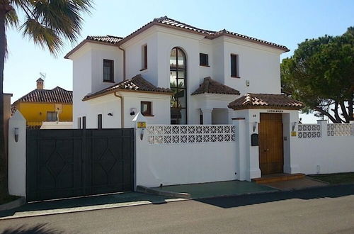 Foto 16 - Large Beach Side Villa Near Marbella