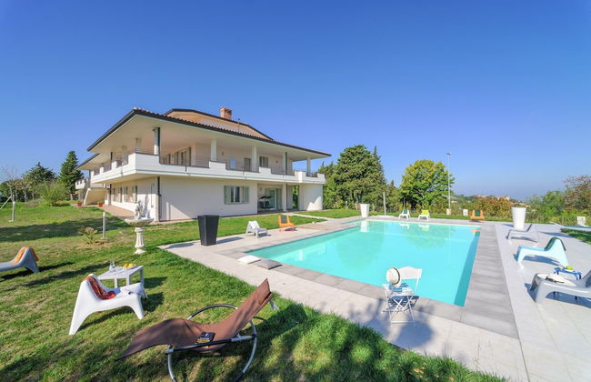 Spacious Villa With Pool - Photo 33
