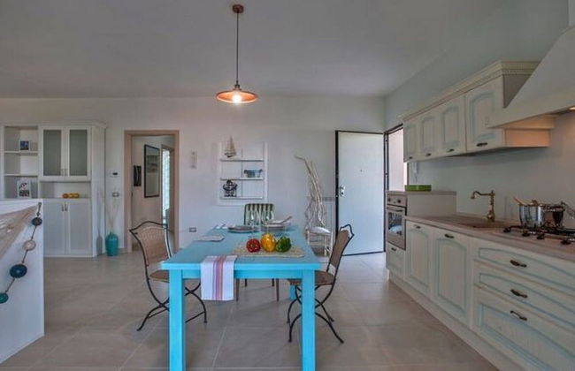Spacious Villa With Pool - Photo 14