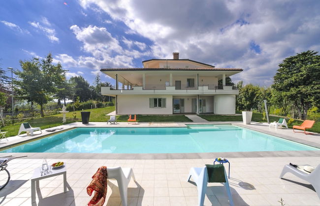 Spacious Villa With Pool - Photo 1