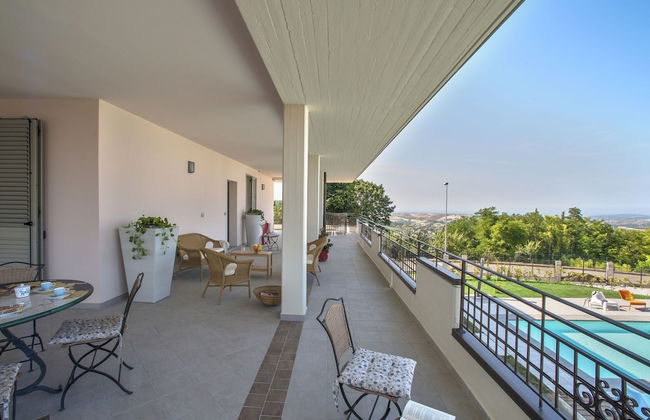 Spacious Villa With Pool - Photo 43