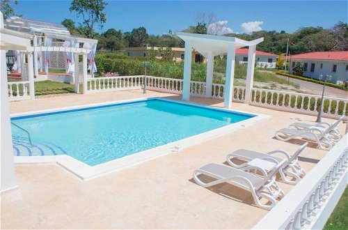 Photo 18 - Romantic two Bedroom Deluxe Villa With all Modern Conveniences