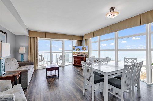 Foto 27 - Stunning Condo with Wall-to-Wall Windows Overlooking Ocean