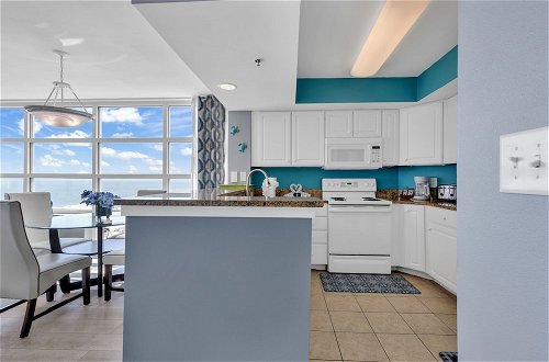 Foto 16 - Stunning Condo with Wall-to-Wall Windows Overlooking Ocean